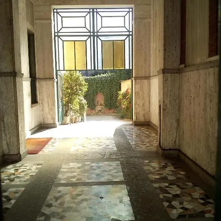 Aris Central House אכסניה